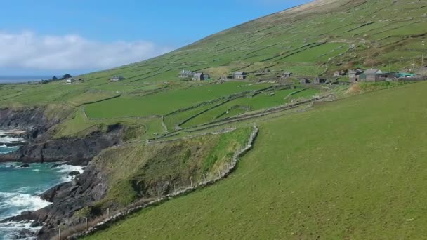 Voo sobre a costa atlântica da Península de Dingle, na Irlanda — Vídeo de Stock