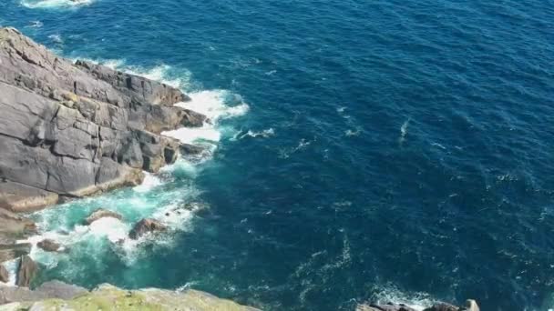 Flight over the Atlantic coast line of Dingle Peninsula in Ireland — Stock Video