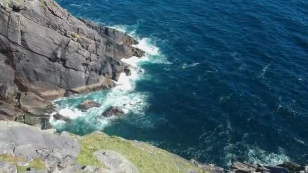 İrlandalı west coast - hava uçuş görünümü yukarıdan, derin mavi okyanus su — Stok video