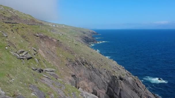 Letu nad řádkem atlantického pobřeží poloostrova Dingle v Irsku — Stock video