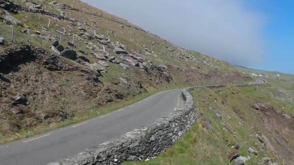 Increíble calle sinuosa a lo largo de la línea costera de la península de Dingle en Irlanda - plano aéreo — Vídeo de stock