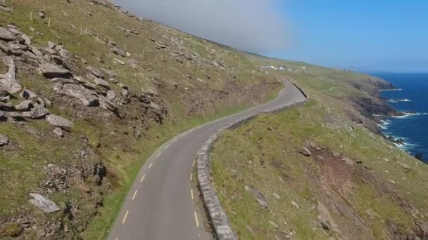 Increíble calle sinuosa a lo largo de la línea costera de la península de Dingle en Irlanda - plano aéreo — Vídeo de stock