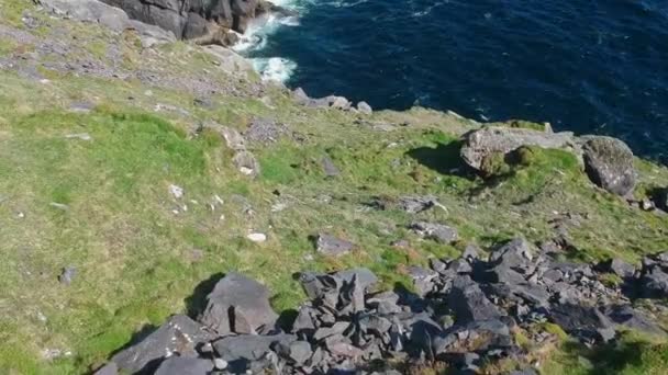Let podél Atrlantic pobřeží na poloostrově Dingle v Irsku - letecký pohled od sondu — Stock video