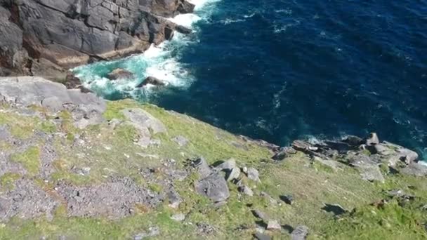 Agua del océano azul profundo en la costa oeste irlandesa - vista aérea de vuelo desde arriba — Vídeos de Stock