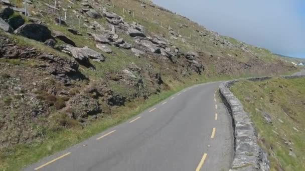 Vlucht langs de kust van de Atrlantic op het schiereiland van Dingle in Ierland - luchtfoto van een drone — Stockvideo