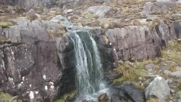 Vattenfallet vid Conner Pass på Dingle-halvön - antenn flyg footage — Stockvideo