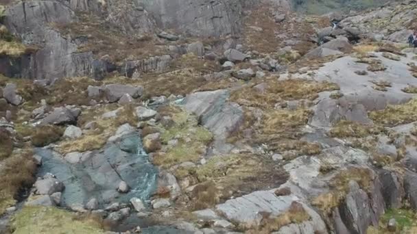 Cascade au col Conner sur la péninsule de Dingle - séquences aériennes de vol — Video