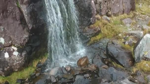 Wasserfall am Conner Pass auf der Dingle Halbinsel - Luftaufnahmen — Stockvideo