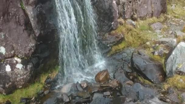 Vattenfallet vid Conner Pass på Dingle-halvön - antenn flyg footage — Stockvideo