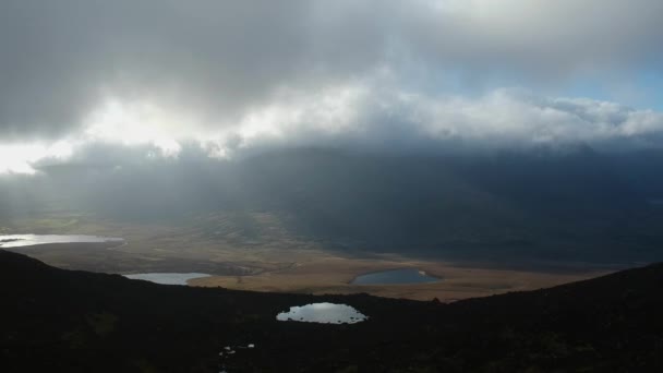 Increíble vista de la noche sobre la península de Dingle desde Conner Pass - imágenes de vuelo aéreo — Vídeos de Stock