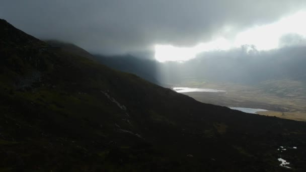 Increíble vista de la noche sobre la península de Dingle desde Conner Pass - imágenes de vuelo aéreo — Vídeos de Stock