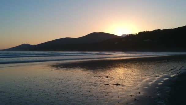 Vacker solnedgång över tums stranden vid Dingle halvö - antenn flyg footage — Stockvideo