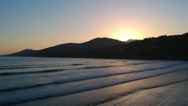 Flyg över tum beach Irland vid solnedgången — Stockvideo