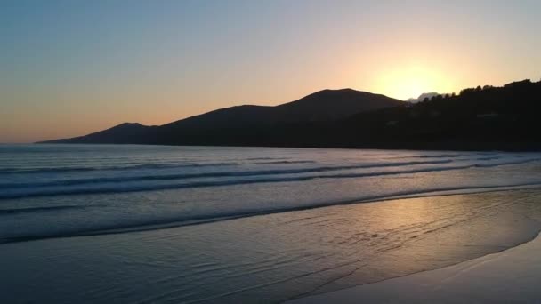 Schöner Sonnenuntergang über dem Strand von Dingle Pensinsula - Luftaufnahmen — Stockvideo