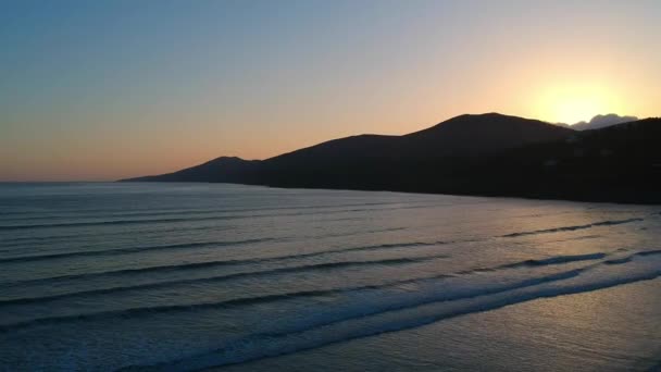 Gün batımında inç beach İrlanda üzerinden uçuş — Stok video