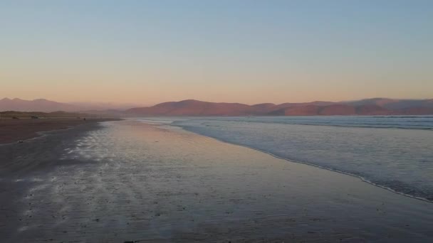 Bel tramonto sulla spiaggia in pollici a Dingle Pensinsula - riprese aeree di volo — Video Stock