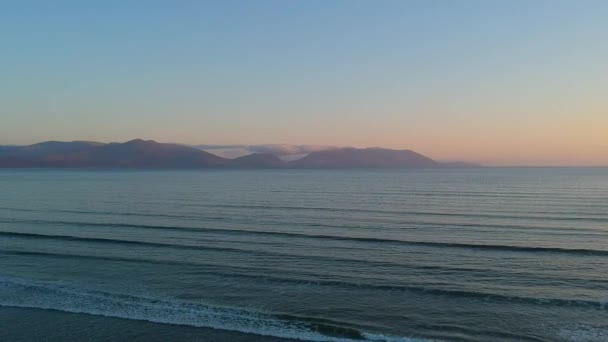 Volo sull'acqua dell'oceano nella baia di Pollici nella penisola di Dingle la sera — Video Stock