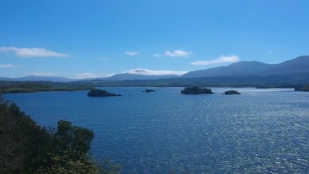 Чудесное озеро в Ирландском национальном парке Килларни - вид с воздуха — стоковое видео