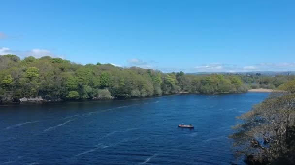 Increíble lago azul en el Parque Nacional de Killarney Irlanda - increíbles imágenes de vuelo aéreo — Vídeos de Stock