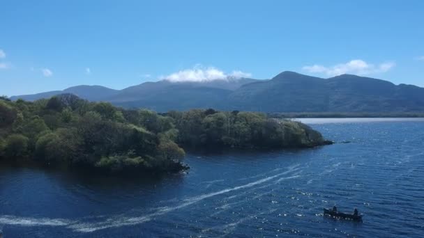 Increíbles imágenes de vuelo aéreo del Parque Nacional Killarney en Irlanda — Vídeo de stock