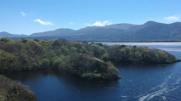 Increíbles imágenes de vuelo aéreo del Parque Nacional Killarney en Irlanda — Vídeos de Stock