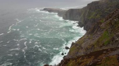 Fogher Cliffs at İrlandalı Batı kıyısında Atlantik Okyanusu