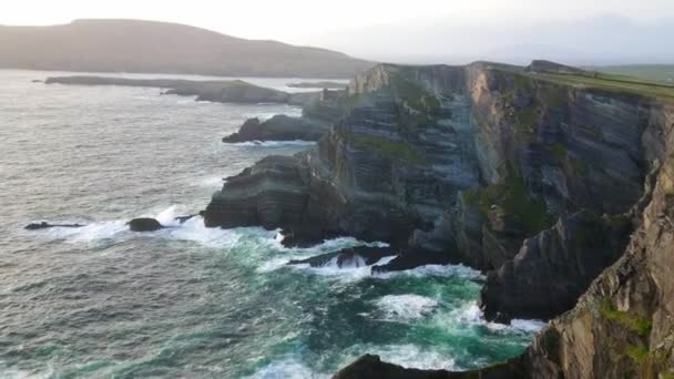 Vue imprenable sur les falaises Kerry sur la côte ouest irlandaise — Video