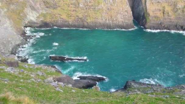 Prachtig uitzicht over de kliffen van de Kerry aan de Ierse westkust — Stockvideo