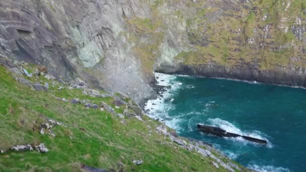 Csodálatos kilátás nyílik a Kerry-sziklák ír nyugati partvidékén — Stock videók