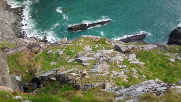Csodálatos kilátás nyílik a Kerry-sziklák ír nyugati partvidékén — Stock videók