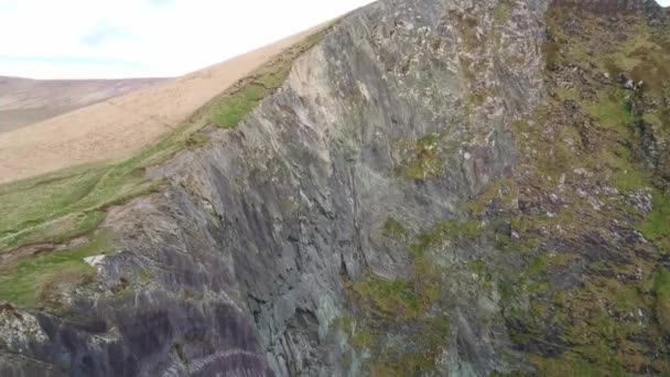 Atemberaubende Aussicht über die Kerry-Klippen an der irischen Westküste — Stockvideo