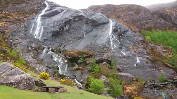 Gleninchaquin waterval aan Beara schiereiland — Stockvideo