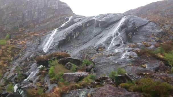 Gleninchaquin vattenfall på Bearahalvön — Stockvideo