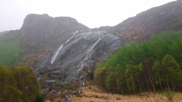 Gleninchaquin-Wasserfall auf der Halbinsel Beara — Stockvideo