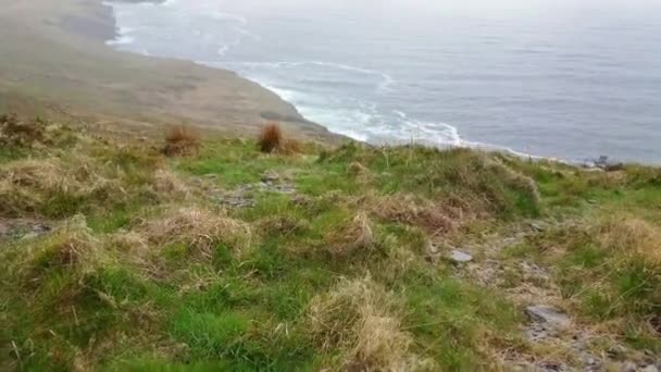 Os penhascos Fogher no Oceano Atlântico na costa oeste da Irlanda — Vídeo de Stock