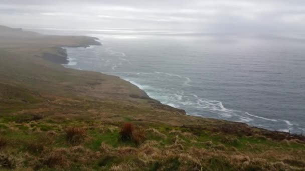 A Fogher Cliffs at ír nyugati partja mentén az Atlanti-óceán — Stock videók