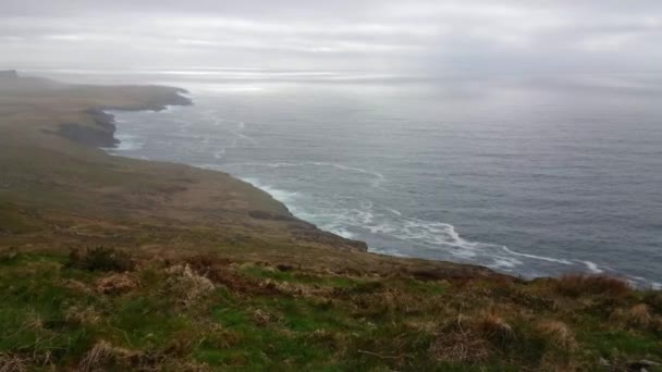 Brede hoekmening over de Fogher Cliffs aan de Ierse westkust — Stockvideo