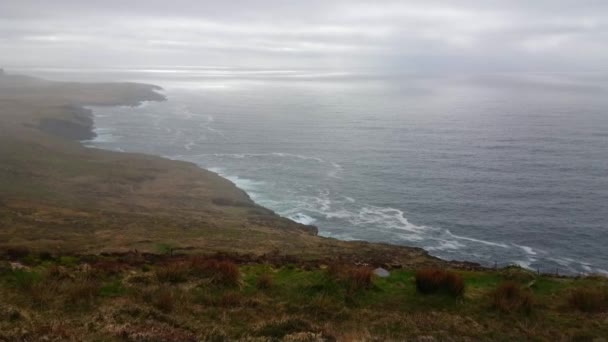Fogher Cliffs at İrlandalı Batı kıyısında Atlantik Okyanusu — Stok video