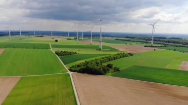 Ülkede - görünüm doğa üzerinde inanılmaz güzel tarım arazileri üzerinde uçuş