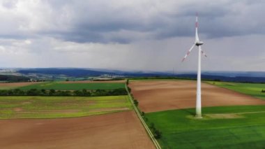 Temiz ecofriendly enerji - rüzgar türbinleri - havadan görünümden bir drone uçuş