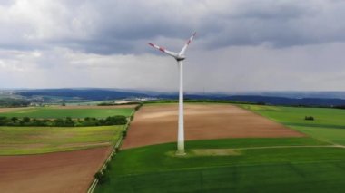 Rüzgar enerji santrali - modern rüzgâr güç istasyonu bir tepe üzerinde - temiz enerji