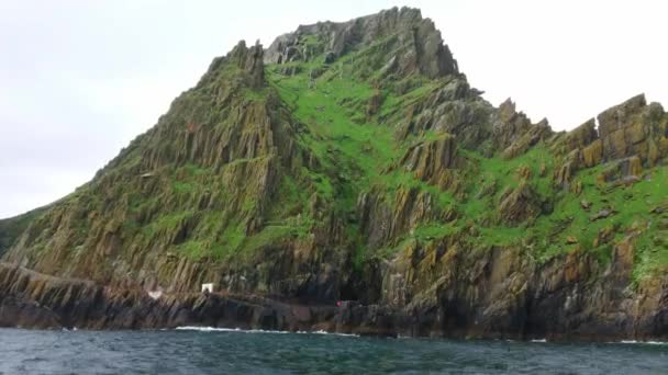 Skellig Michael - la hermosa islita de Irlanda - famosa loacation de películas en los Skelligs — Vídeo de stock