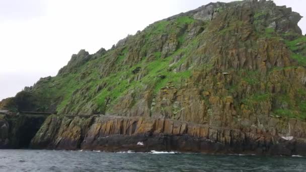 Skellig Michael - ünlü adanın İrlandalı Batı sahilinde dolaşıyor — Stok video