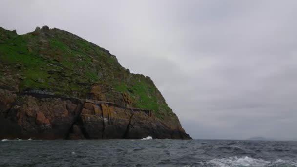 Skellig Michael - la hermosa islita de Irlanda - famosa loacation de películas en los Skelligs — Vídeo de stock