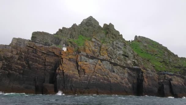 Cruzeiro em torno de Skellig Michael a famosa ilha na costa oeste da Irlanda — Vídeo de Stock