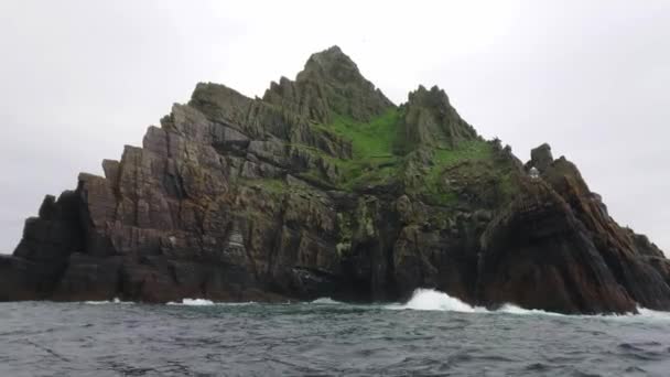 Cruzeiro em torno de Skellig Michael a famosa ilha na costa oeste da Irlanda — Vídeo de Stock