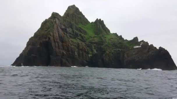 Skellig Michael - piękne mała wyspa w Irlandii – słynny film schludnie w Skelligs — Wideo stockowe