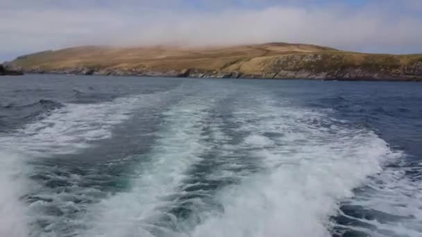 Ирландское побережье на западном побережье Ирландии - широкий угол обзора с Атлантического океана — стоковое видео