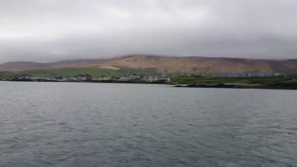 Costa irlandesa en la costa oeste de Irlanda - amplia vista desde el Océano Atlántico — Vídeo de stock