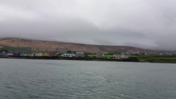 Côte irlandaise sur la côte ouest de l'Irlande - vue grand angle depuis l'océan Atlantique — Video